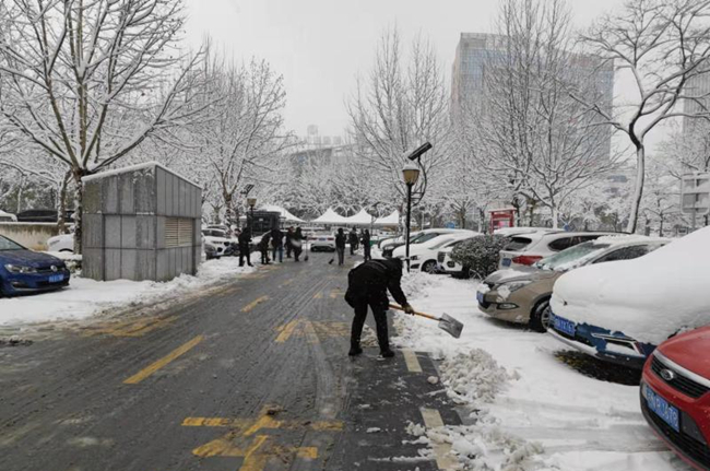 干部職工齊上陣，掃雪除冰暖民心！市住建局積極開(kāi)展掃雪除冰活動(dòng)